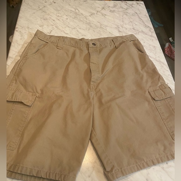 - Mens wrangler cargo shorts size 38 EUC - Picture 1 of 3